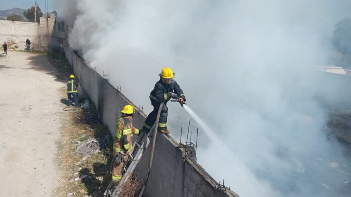 Bomberos Sofoca Incendio en Apizaco - AlternativaTlx