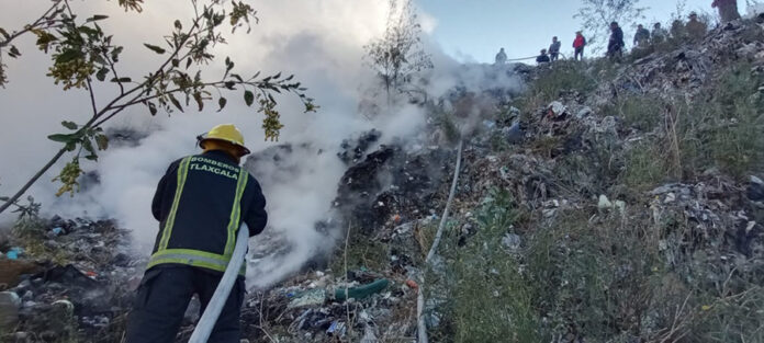 Bomberos Atiende Incendio en Relleno Sanitario de Nanacamilpa, Tlaxcala - AlternativaTlx