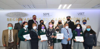 Autoridades Educativas Premian a Alumnas Ganadoras de Concurso Literario - AlternativaTlx