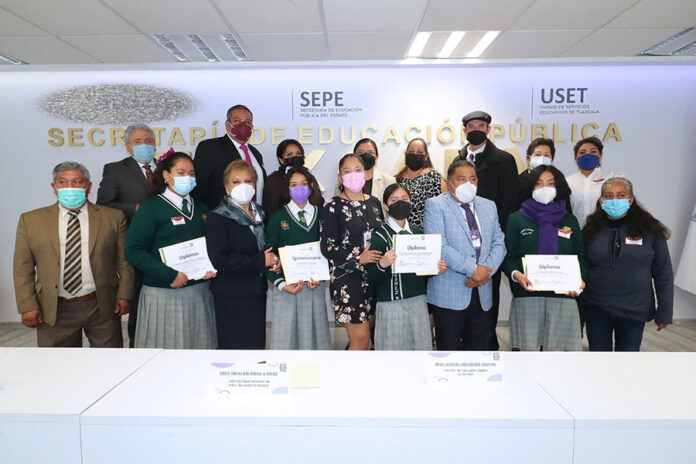 Autoridades Educativas Premian a Alumnas Ganadoras de Concurso Literario - AlternativaTlx