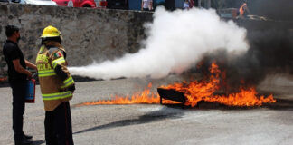 El Heroico Cuerpo de Bomberos Capacita a Universitarios de la UATX - AlternativaTlx