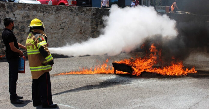 El Heroico Cuerpo de Bomberos Capacita a Universitarios de la UATX - AlternativaTlx