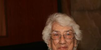 Dolores Castro, Poeta de Gran Trayectoria y Apasionada de la Literatura