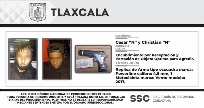 Policía Estatal Detiene a Dos Personas con una Réplica de Arma de Fuego y una Motocicleta con Reporte de Robo - AlternativaTlx