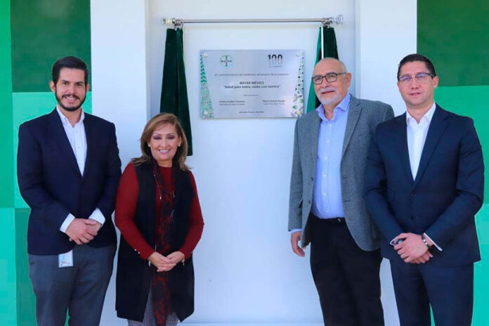 Develó Gobernadora Lorena Cuéllar Placa Conmemorativa por los 100 Años de Bayer en México - AlternativaTlx