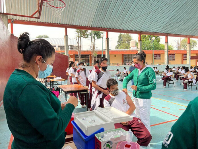 Autoridades Supervisan Vacunación Contra Covid-19 en Escuelas - AlternativaTlx