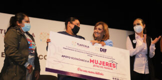 Entrega el Gobierno del Estado Cheques a Mujeres Jefas de Familia - AlternativaTlx