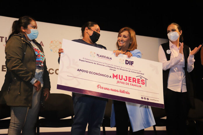 Entrega el Gobierno del Estado Cheques a Mujeres Jefas de Familia - AlternativaTlx