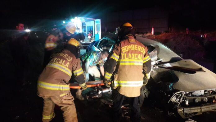 El Heroico Cuerpo de Bomberos Atiende Accidente en Carretera Vía Corta Puebla-Santa Ana