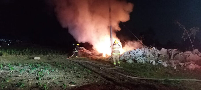 Bomberos Controlan Incendio en Terreno Baldío de Atlahapa - AlternativaTlx
