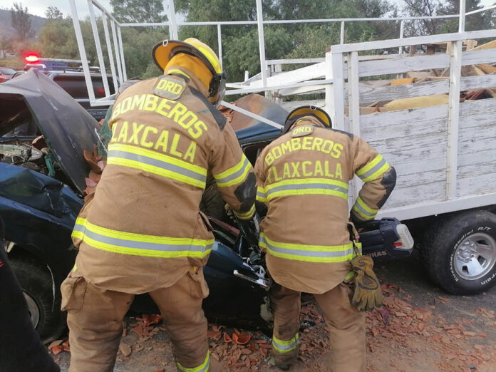 Liberan Bomberos a Personas Prensadas en Libramiento Apizaco-Huamantla - AlternativaTlx