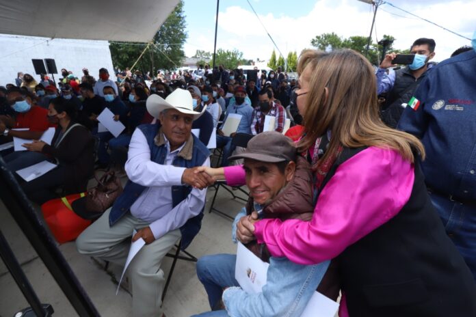 Gobernadora Lorena Cuéllar da Certeza Jurídica Sobre su Patrimonio a 150 Familias de Plan de Ayala, Municipio de Tetla
