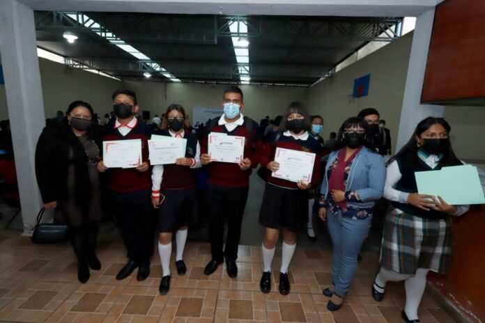 Reciben 3 Mil Estudiantes del Cecyte-Emsad Certificados de Becas Santander