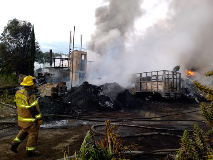 Bomberos de la Ssc Atienden Incendio en Planta Recicladora - AlternativaTlx