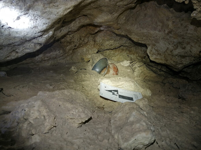El INAH Recupera una Vasija Maya Completa de una Cueva de Playa del Carmen, Quintana Roo - alternativaTlx