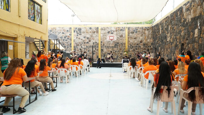 Mon Laferte Visita a Mujeres en CERESO de Sonora, Integrantes de “La Letra Escarlata” del Programa Cultura Comunitaria - AlternativaTlx