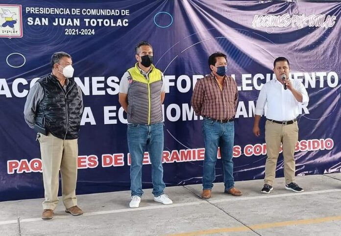 Presidente de Comunidad de Totolac Entrega Paquetes de Herramientas - AlternativaTlx