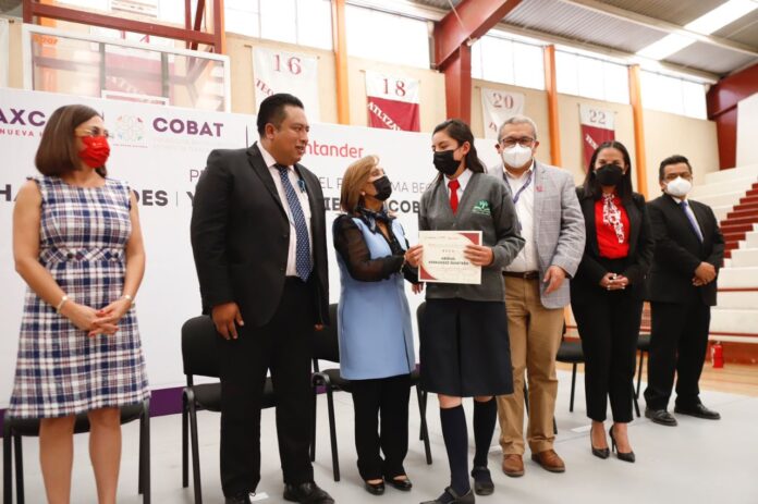 Gobernadora Lorena Cuéllar Entregó Becas Santander a Comunidad del Cobat