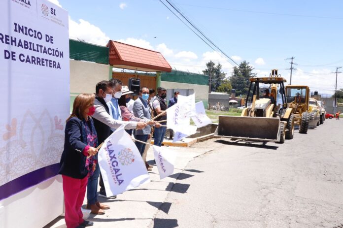 Gobernadora Lorena Cuéllar Dio Banderazo Inicial a Obras Carreteras en Huamantla