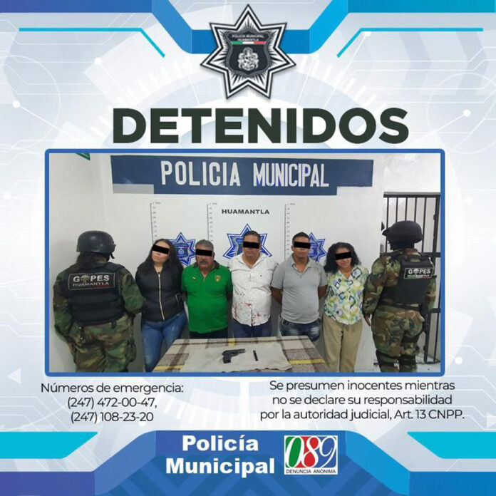 Policía de Huamantla Arresta a Cinco Personas con una Réplica de Arma - AlternativaTlx