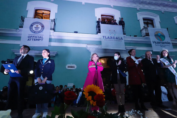 Reciben Gobierno del Estado y Huamantla Certificado del Récord Guinness por el Tapete de Aserrín más Largo del Mundo - AlternativaTlx Reciben Gobierno del Estado y Huamantla Certificado del Récord Guinness por el Tapete de Aserrín más Largo del Mundo - AlternativaTlx