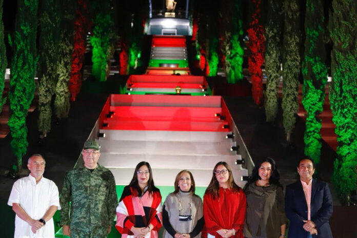 Enciende Gobernadora Lorena Cuéllar Luces Alusivas al Mes Patrio en Escalinatas de los Héroes - AlternativaTlx Enciende Gobernadora Lorena Cuéllar Luces Alusivas al Mes Patrio en Escalinatas de los Héroes - AlternativaTlx