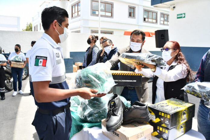 Entrega Santos Cedillo Uniformes a Personal de Protección Civil Huamantla - AlternativaTlx