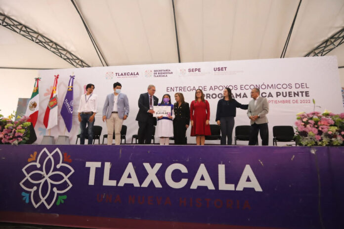 Gobernadora Entrega “Beca Puente” a Estudiantes para Evitar Deserción Escolar - AlternativaTlx Gobernadora Entrega “Beca Puente” a Estudiantes para Evitar Deserción Escolar - AlternativaTlx