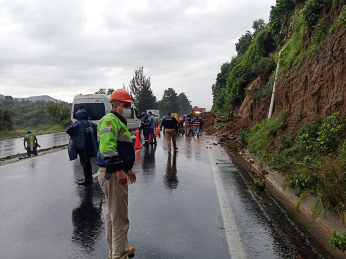 Percances Viales y Deslizamiento de una Ladera, Saldo por Lluvia en la Capital - AlternativaTlx