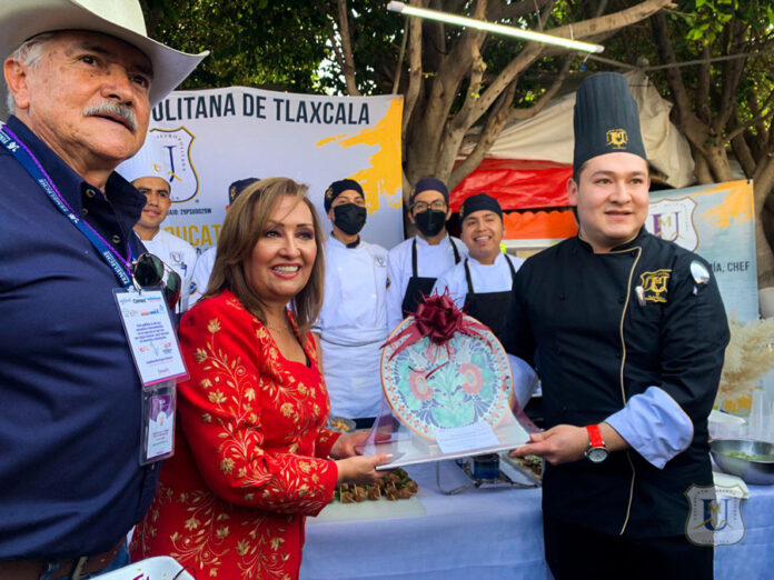 Entregó la Gobernadora Lorena Cuéllar Cisneros Reconocimiento a la Universidad Metropolitana de Tlaxcala - AlternativaTlx