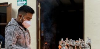 Rodrigo de la Cruz, Artesano que Cuenta Historias de su Comunidad a través de la Alfarería - AlternativaTlx