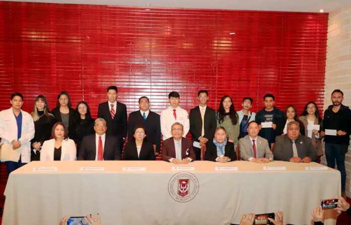 Entregó UATx Becas Institucionales - AlternativaTlx