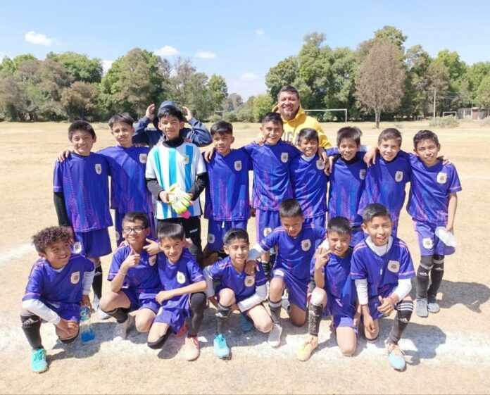 Equipo Varonil de la Primaria Vicente Guerrero de Panotla Campeón Estatal de Fútbol - AlternativaTlx