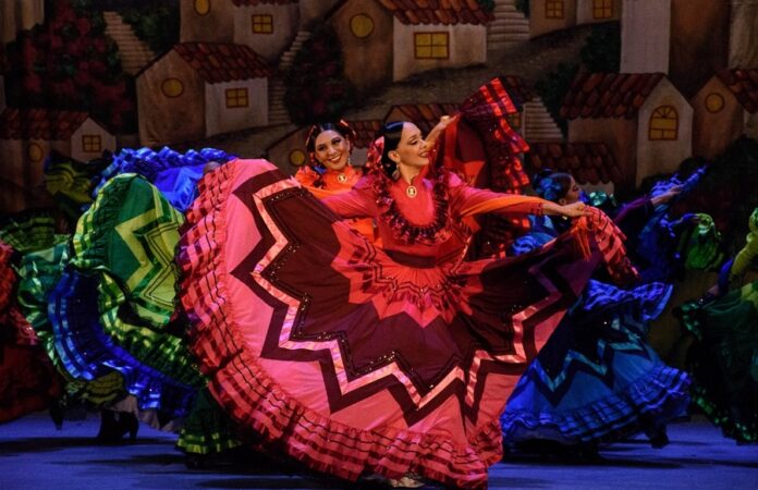 El Ensamble Folklórico Mexicano Presenta al Público un Nutrido Grupo de Bailarines, Solistas y Música en Vivo - AlternativaTlx