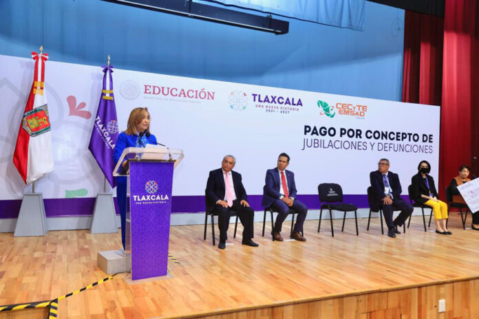 Reciben Pagos Extrabajadores y Familiares de Personal Fallecido del CECYTE - AlternativaTlx