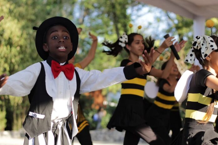 Con “La Cucarachita Martina”, la Compañía Infantil La Colmenita Impresiona al Público en Los Pinos - AlternativaTlx