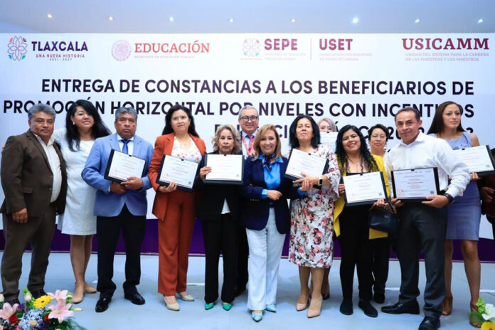 Entrega Cuéllar Cisneros Constancias de Promoción Horizontal de Sostenimiento Federal y Estatal - AlternativaTlx