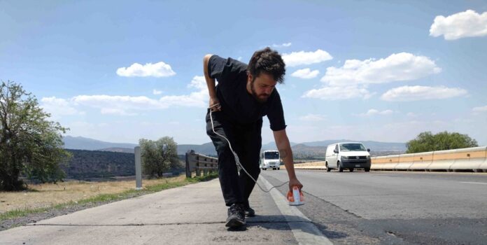 Vive una Experiencia Performática con el Artista Ignacio Pérez Certucha y la Obra “Destruir la Línea (un Metro Cúbico de Carretera)” - AlternativaTlx