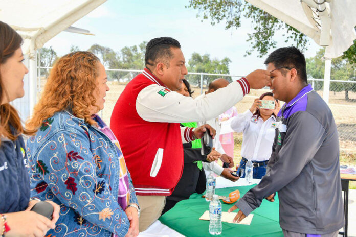 Entrega SMDIF Huamantla Lentes Gratuitos a Estudiantes del Pueblo de San José Xicohténcatl - AlternativaTlx