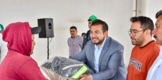 Entrega Salvador Santos Cedillo Uniformes a Personal de Servicios Públicos - AlternativaTlx