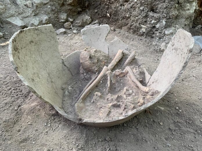 El INAH descubre una Osamenta Humana Ataviada con un Anillo de Jade, en la Zona Arqueológica El Tigre - AlternativaTlx
