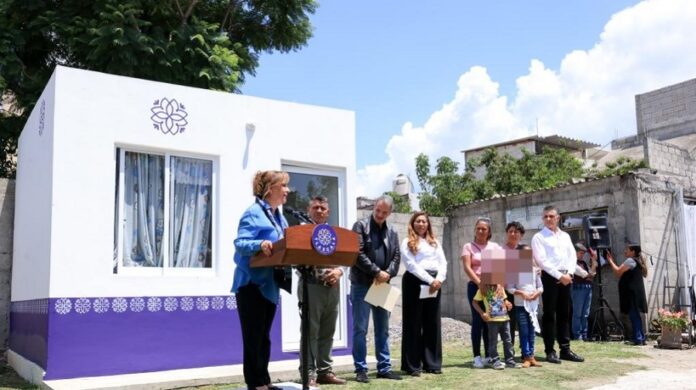Entrega Gobernadora Lorena Cuéllar Vivienda en Axocomanitla - AlternativaTlx