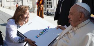 Entrega Gobernadora Lorena Cuéllar el Libro “Tlaxcala sí Existe” al Papa Francisco - AlternativaTlx