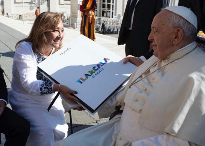 Entrega Gobernadora Lorena Cuéllar el Libro “Tlaxcala sí Existe” al Papa Francisco - AlternativaTlx