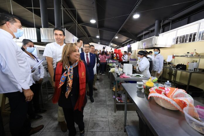 Inauguró Gobernadora Octavo Concurso Nacional Gastronómico de los ICAT 2023. - AlternativaTlx