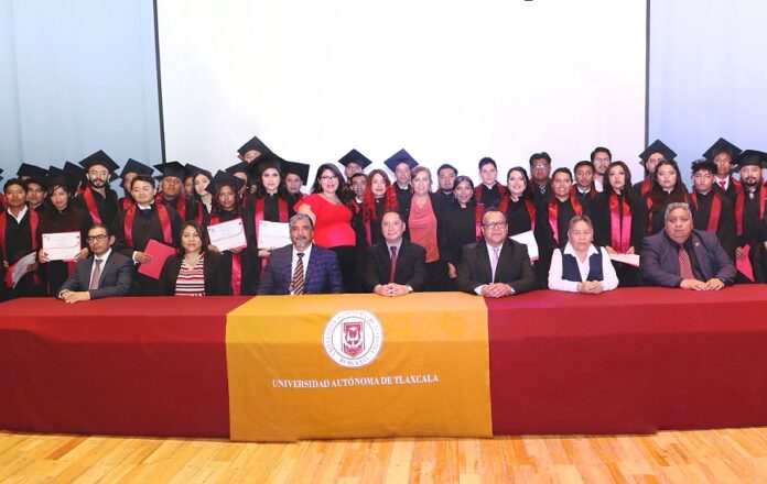 Se Gradúan en UATx Profesionales de la Arquitectura - AlternativaTlx