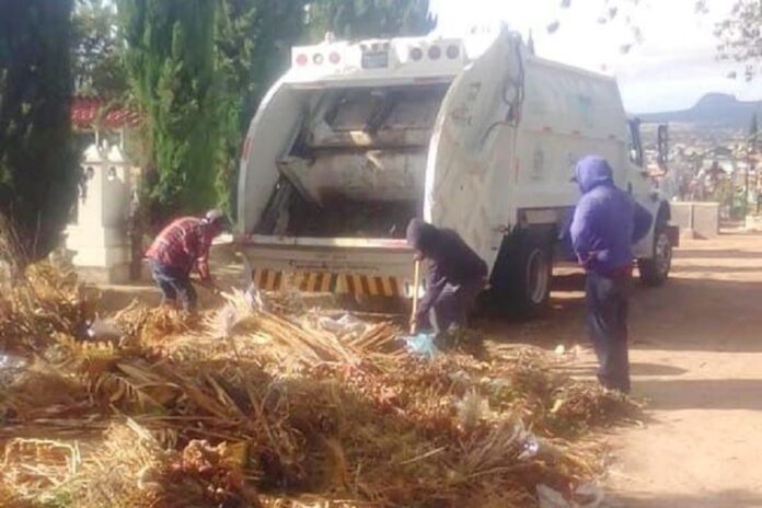 Ayuntamiento de Huamantla Realiza Mantenimiento en Panteones de Cara al Día de Muertos. - AlternativaTlx