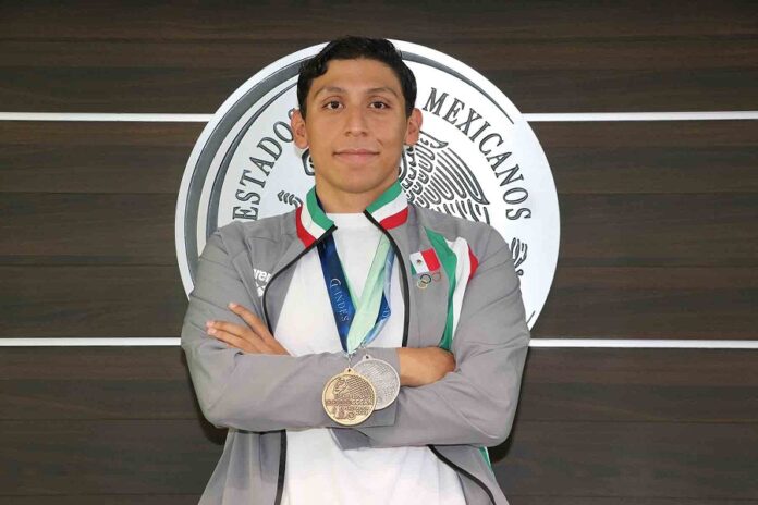 Carlos Cedeño, Medallista en Natación y Futuro Abogado - AlternativaTlx