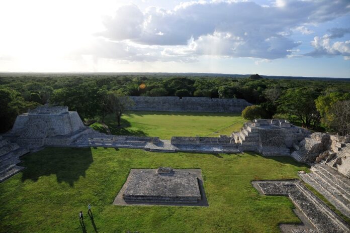 Descubren un Plato con Decoración Abstracta en Trabajos de la Zona Arqueológica de Edzná, Campeche - AlternativaTlx