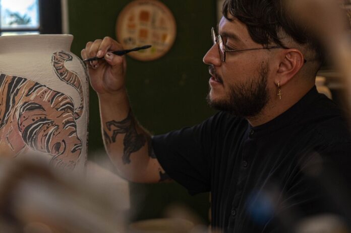 Lorenzo Lorenzzo, Artista Coahuilense que Navega Entre la Tradición y la Modernidad del Arte Cerámico - AlternativaTlx